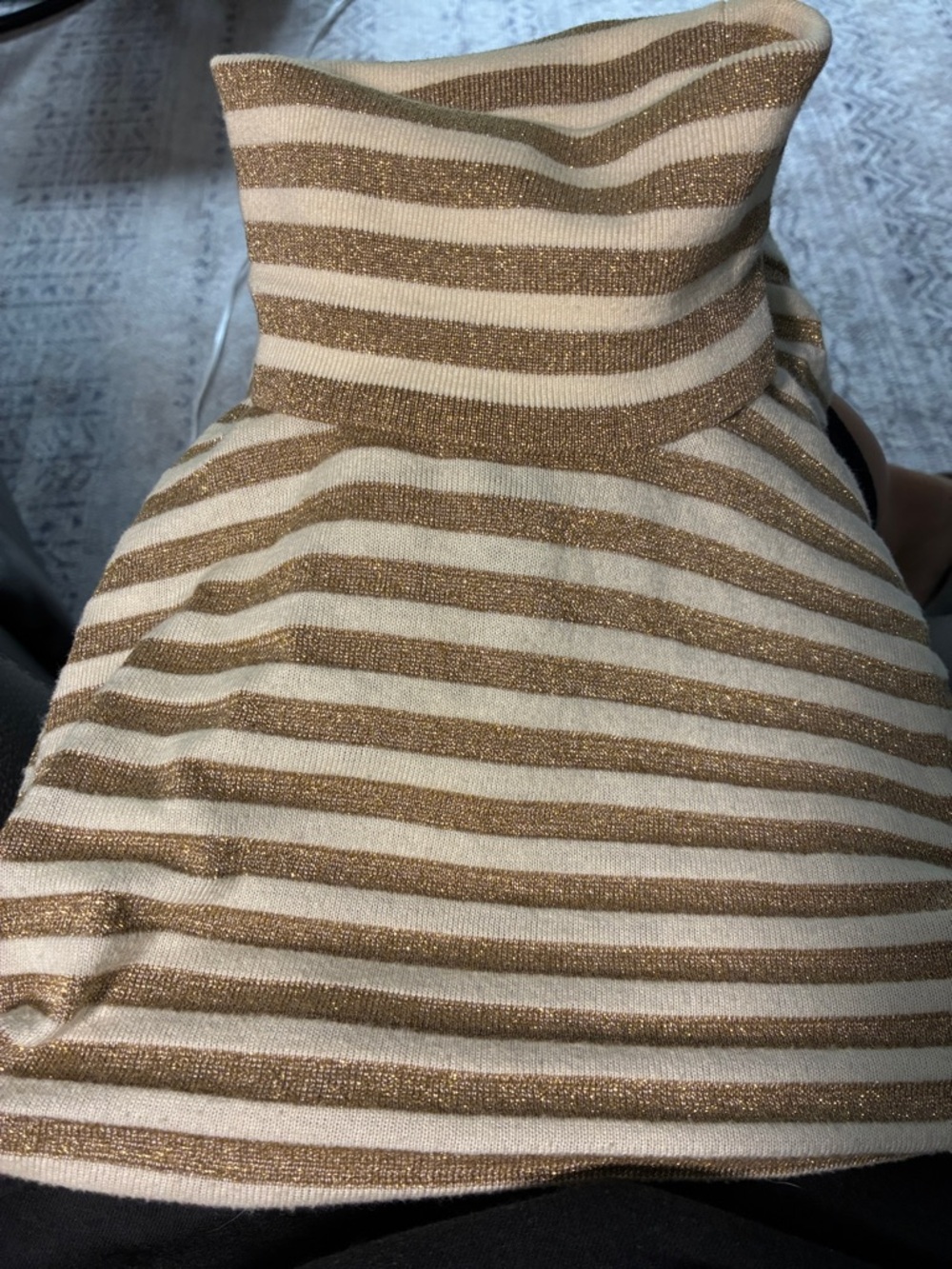 Cream and gold metallic striped turtleneck lightweight sweater size medium
